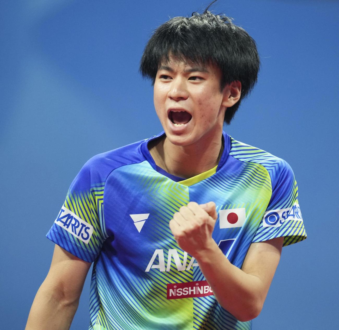 男子1次リーグ　イラン戦でガッツポーズする戸上隼輔（共同）