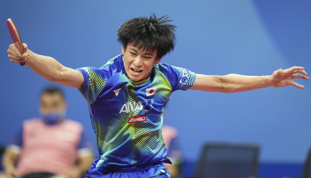 男子1次リーグ　イラン戦でプレーする戸上隼輔（共同）