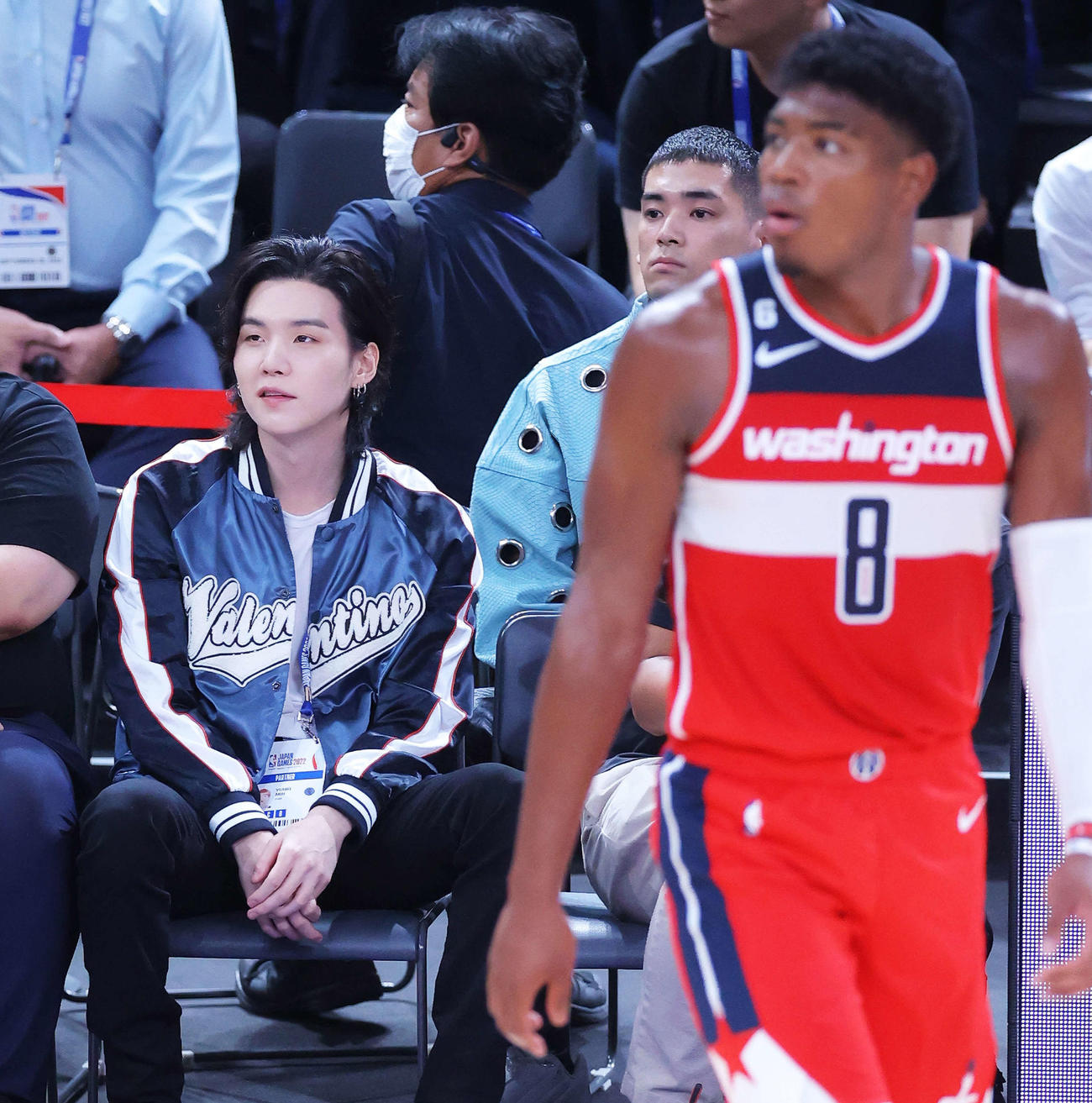 試合を観戦するBTS・SUGA。手前はウィザーズ八村（撮影・河田真司）