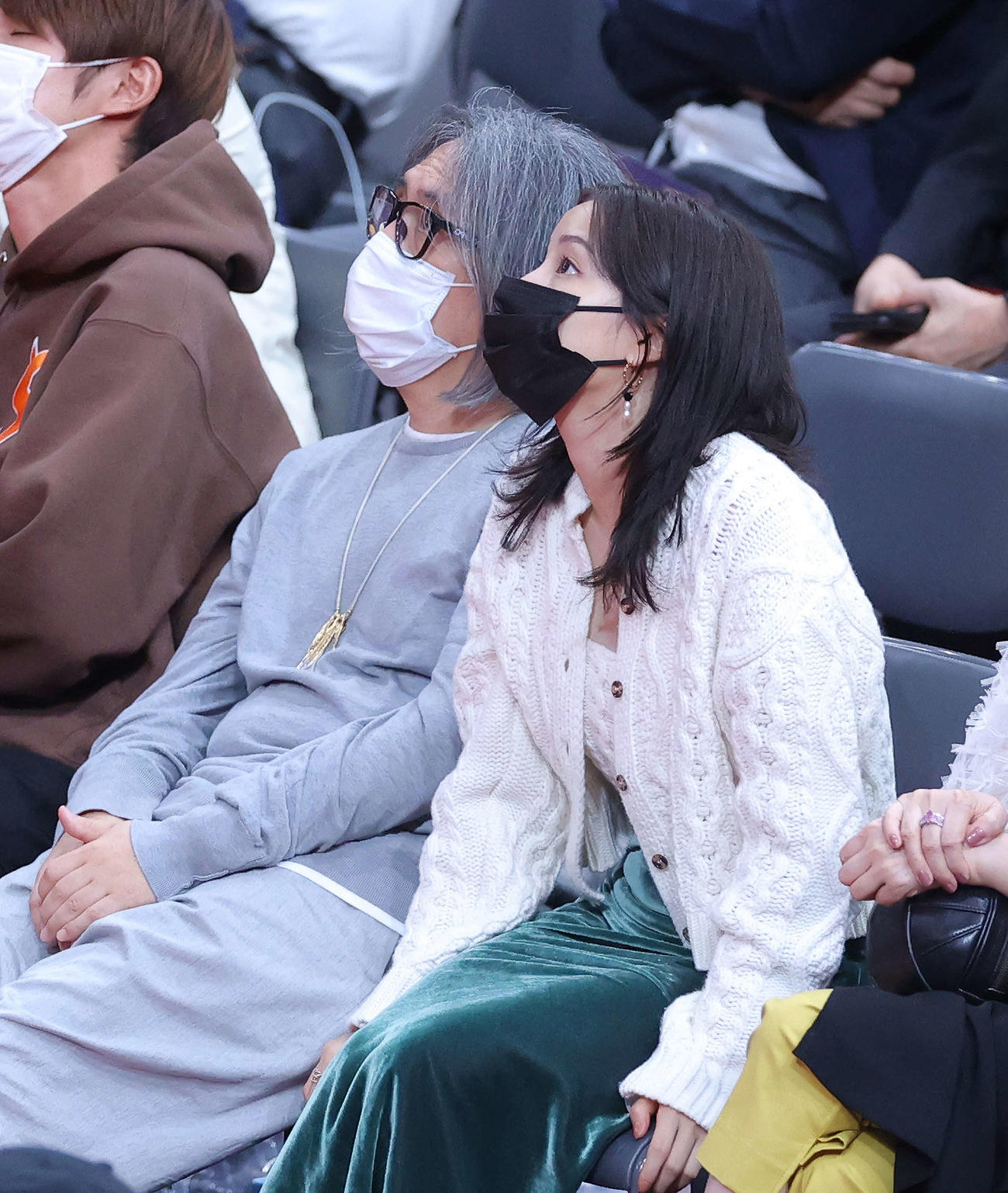 試合を観戦する藤原ヒロシ（左）と広瀬すず（撮影・河田真司）