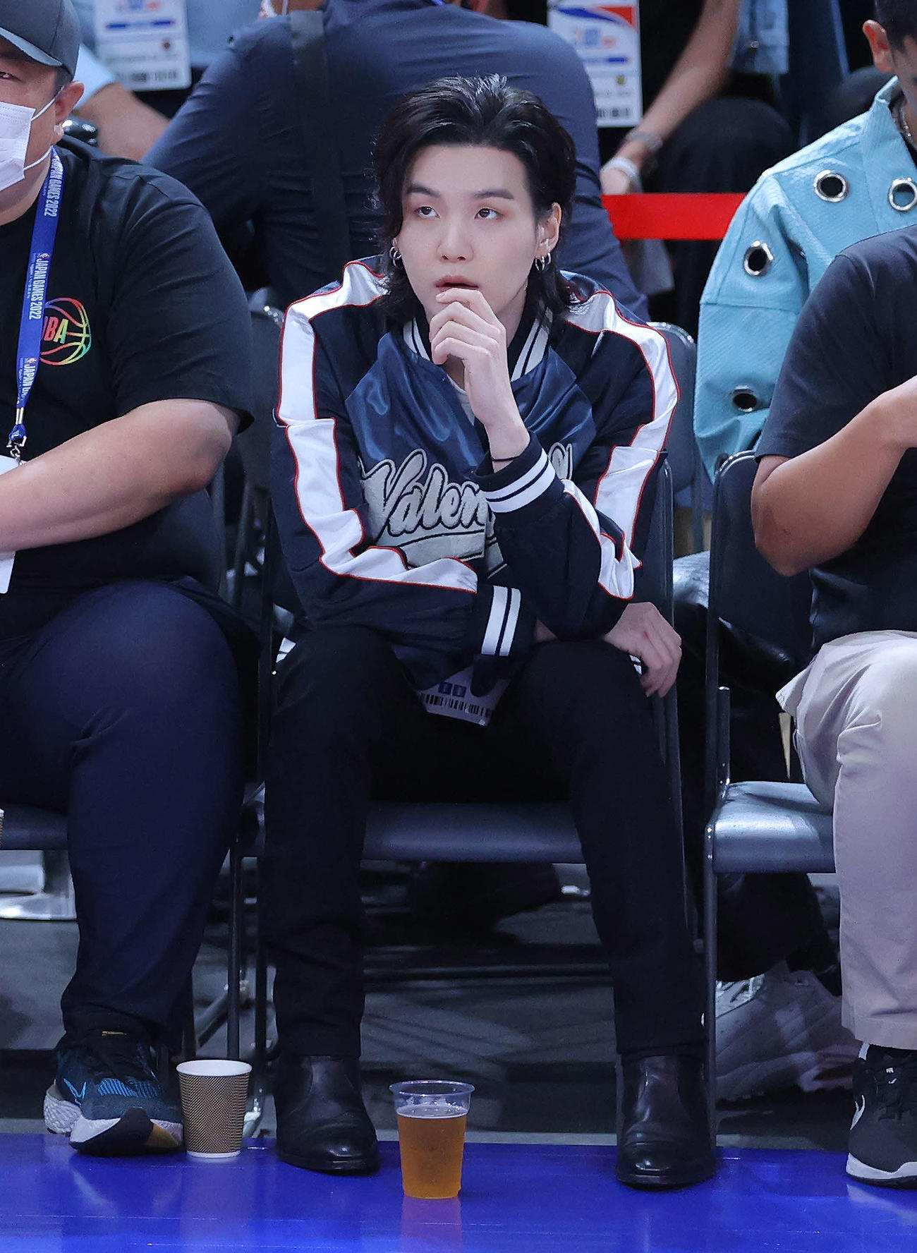 試合を観戦するBTS・SUGA（撮影・河田真司）