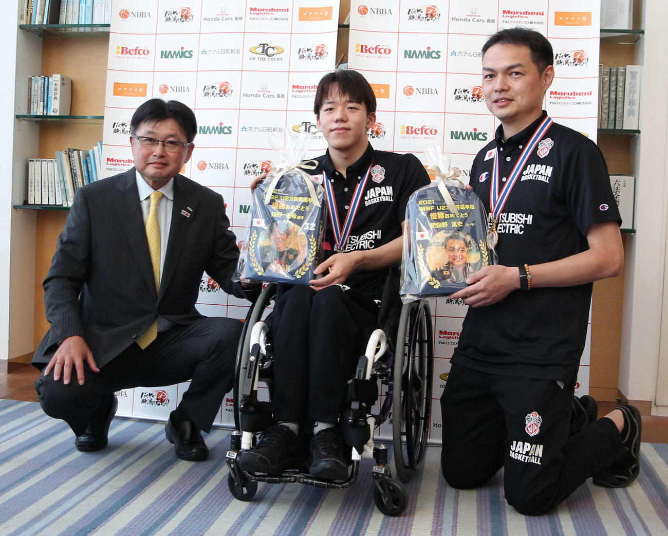 男子U23車いすバスケットボール世界選手権優勝メンバーの知野（中央）。左は栗山県バスケットボール協会会長、右は肥田野U23日本代表アシスタントコーチ