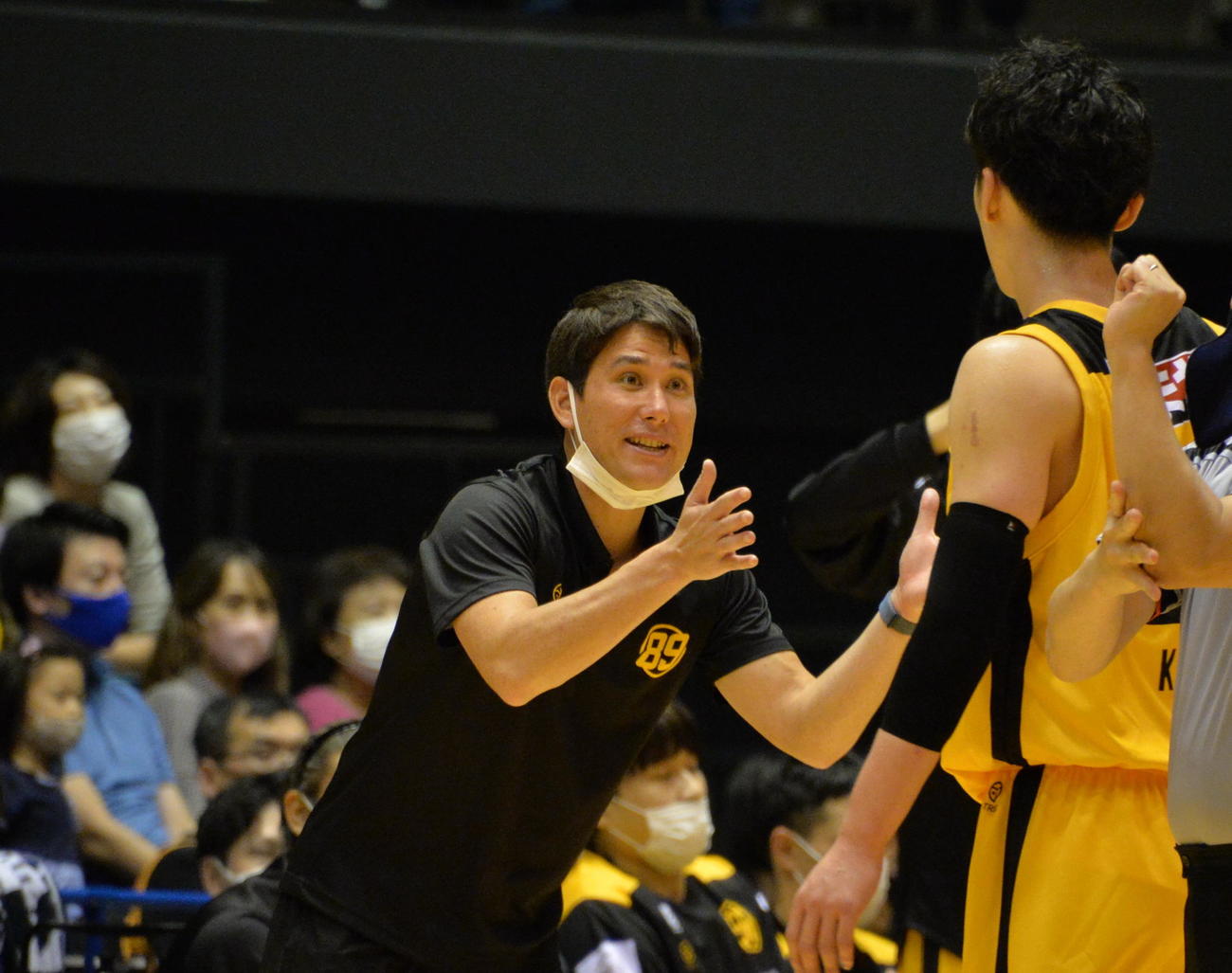 24日福島戦で指示を出す藤田HC（左）