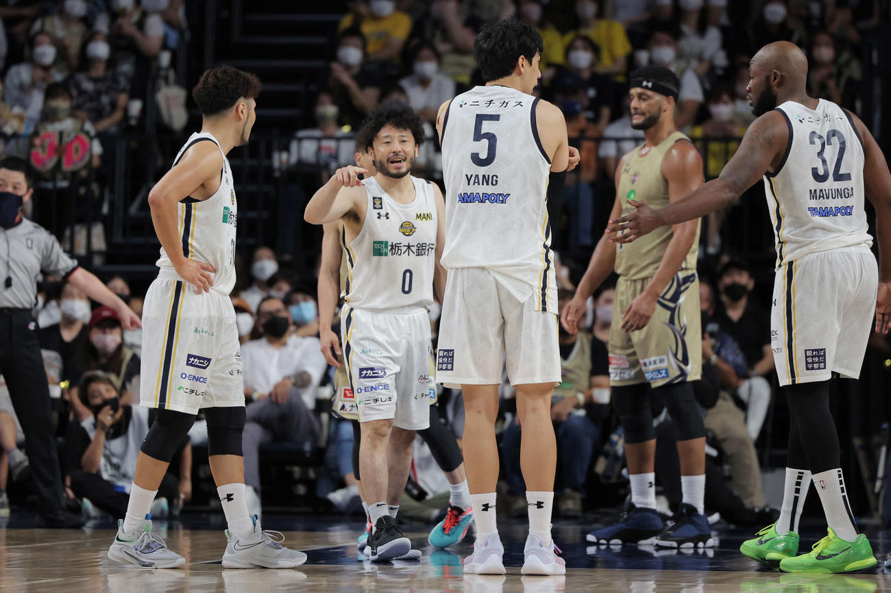 琉球対宇都宮1回戦。チームメイトに指示を出す宇都宮の田臥勇太（コピーライトB.LEAGUE）