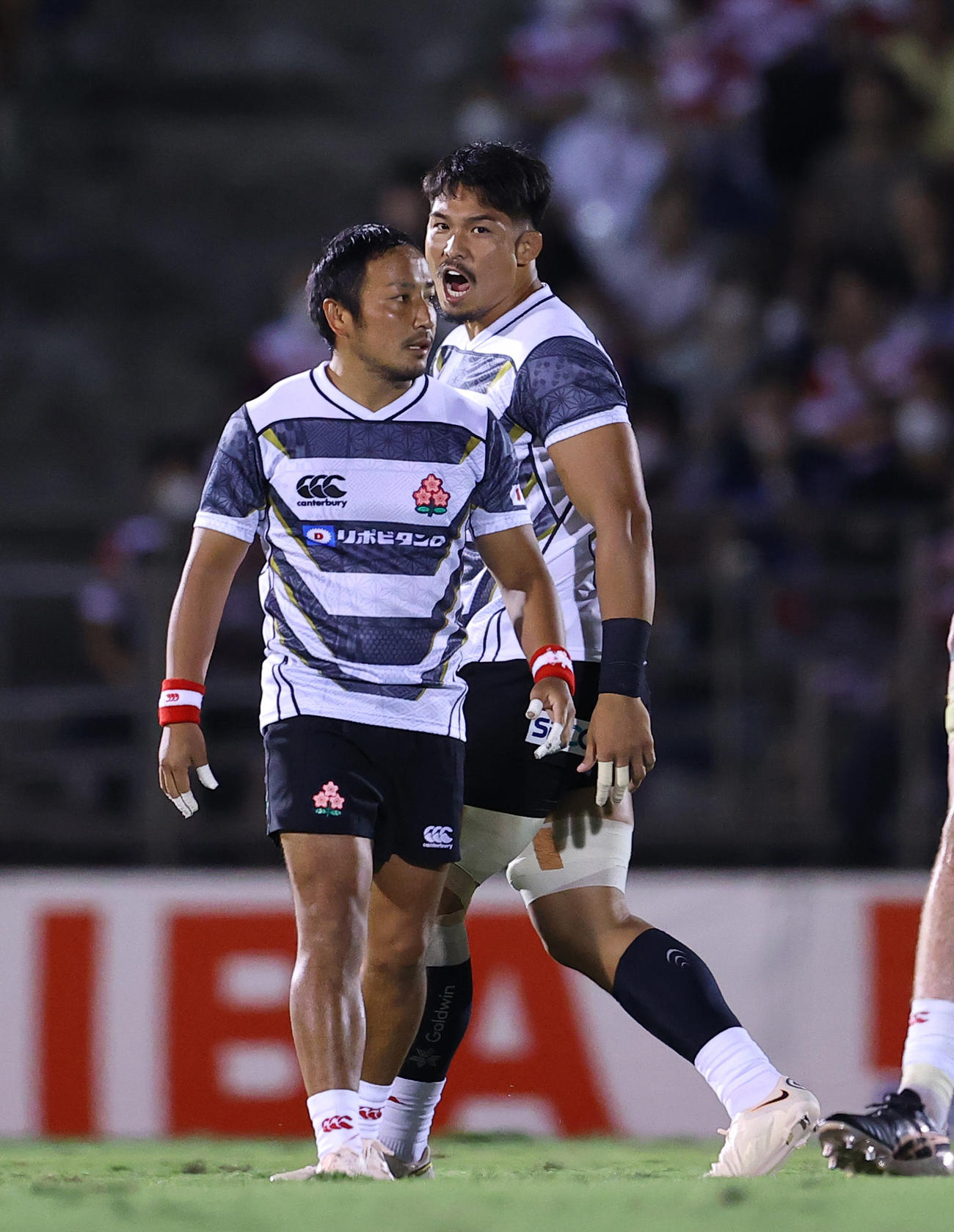 日本対オーストラリアA　後半途中から出場する姫野（右）と流（撮影・垰建太）