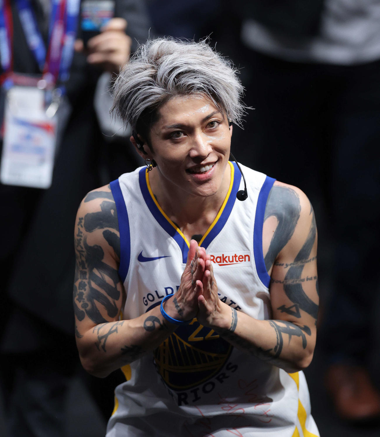 試合前、会場を盛り上げたMIYAVIは手を合わせ引き揚げる（撮影・河田真司）