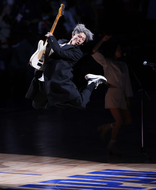 試合前、会場を盛り上げるMIYAVI(撮影・河田真司)