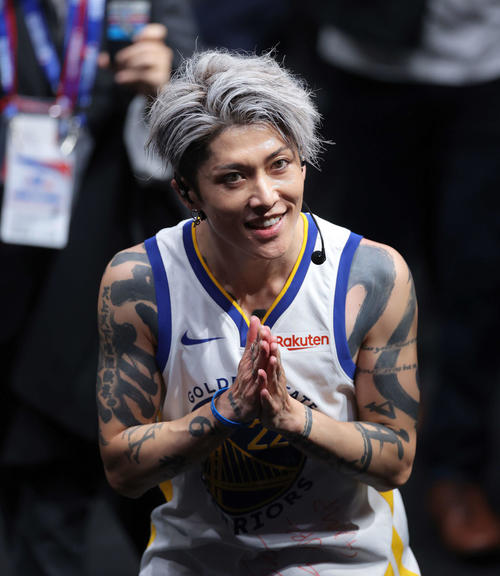 試合前、会場を盛り上げたMIYAVIは手を合わせ引き揚げる(撮影・河田真司)