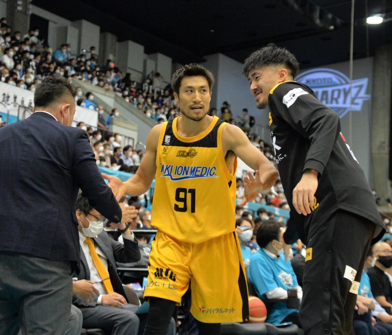 第1Q、3点シュートを決めた片岡（中央）は寒竹（右）らベンチに迎えられる
