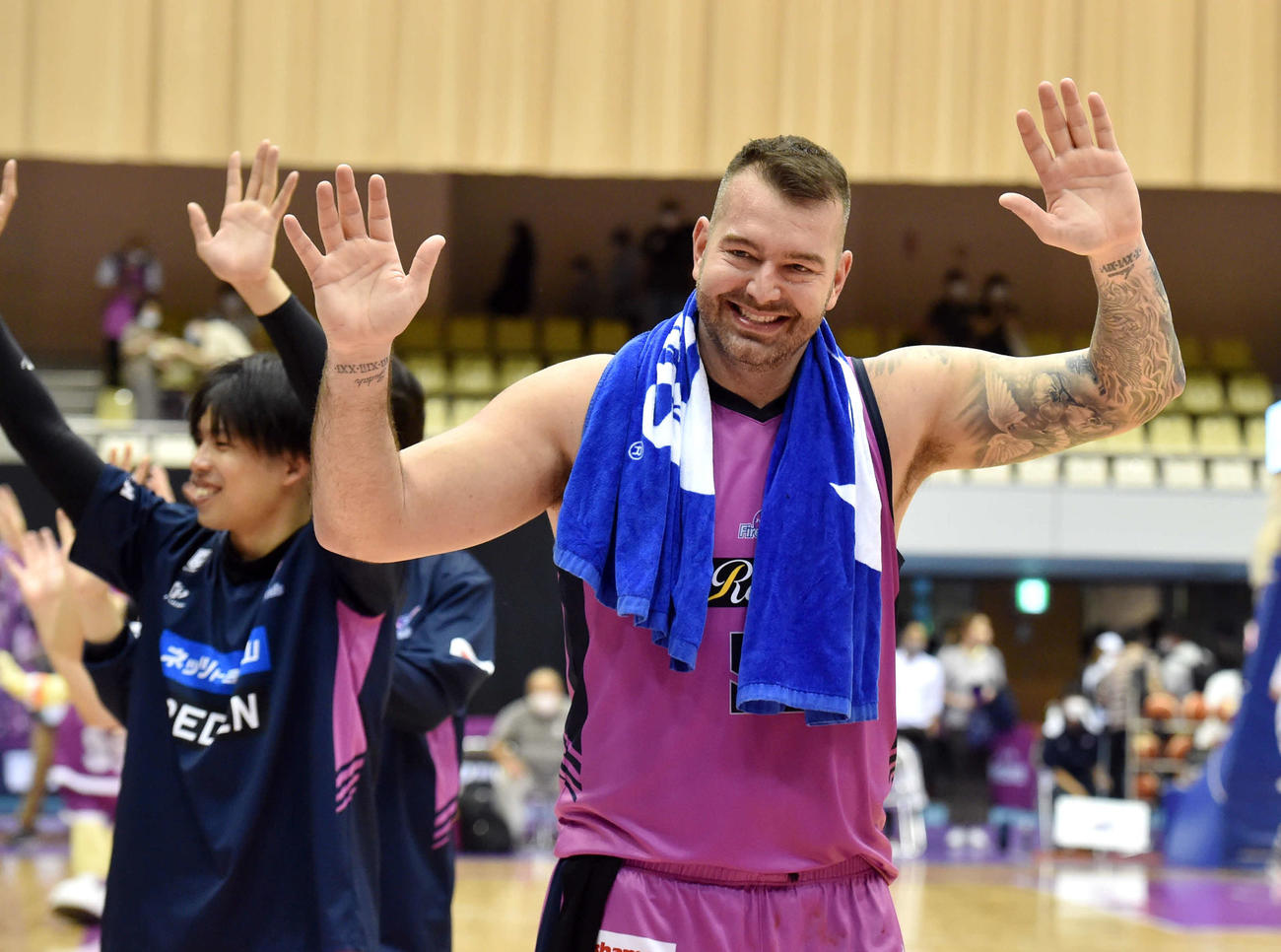 試合後、ブースターに手を振るハレルソン