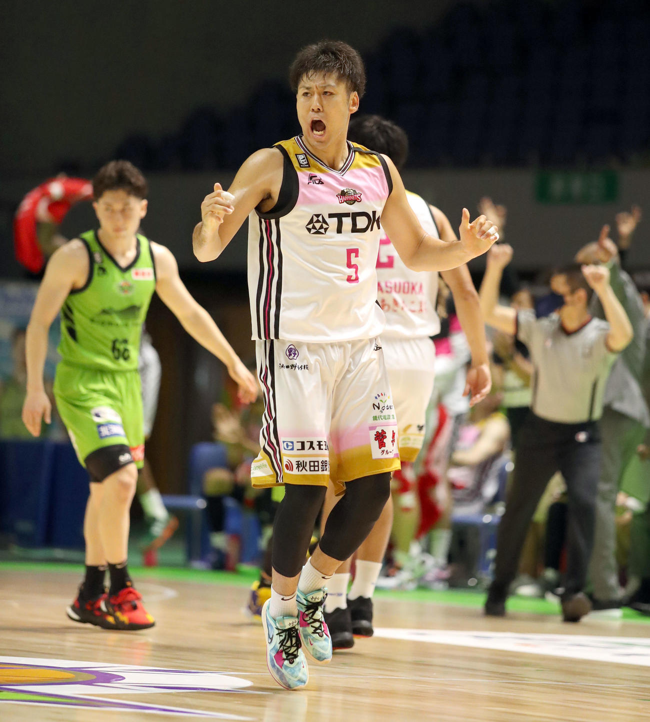 第3Q、シュートを決め、雄たけびを上げる田口（撮影・佐藤翔太）