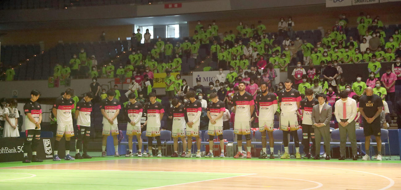 試合前、黙とうをする秋田の選手とスタッフ