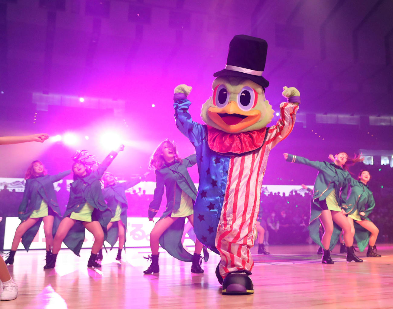 レバンガ北海道対秋田　試合前、ダンスを踊るレバンガ北海道マスコットキャラクターのレバード（撮影・佐藤翔太）