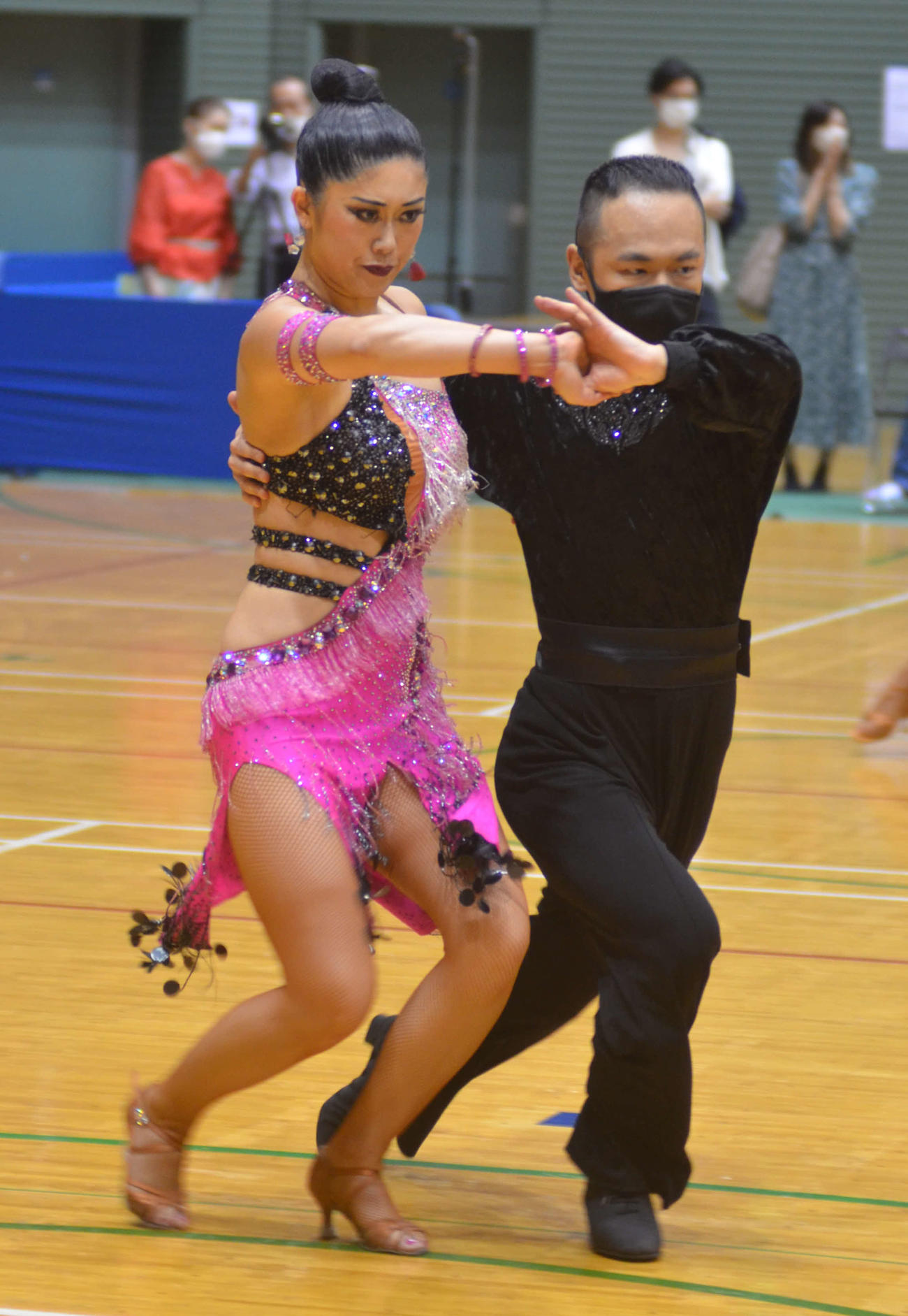 B級ラテンで情熱的に踊り、優勝した藤山大輔（右）板橋利紗組（撮影・吉池彰）