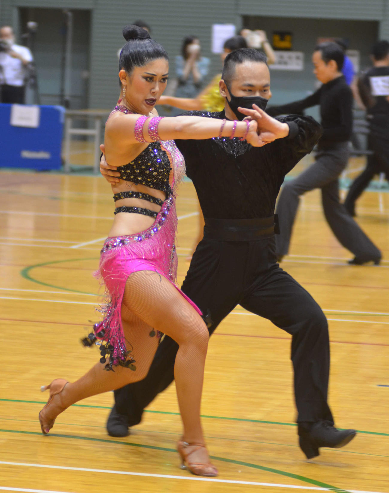 B級ラテンでダイナミックに踊り、優勝した藤山大輔（右）板橋利紗組（撮影・吉池彰）