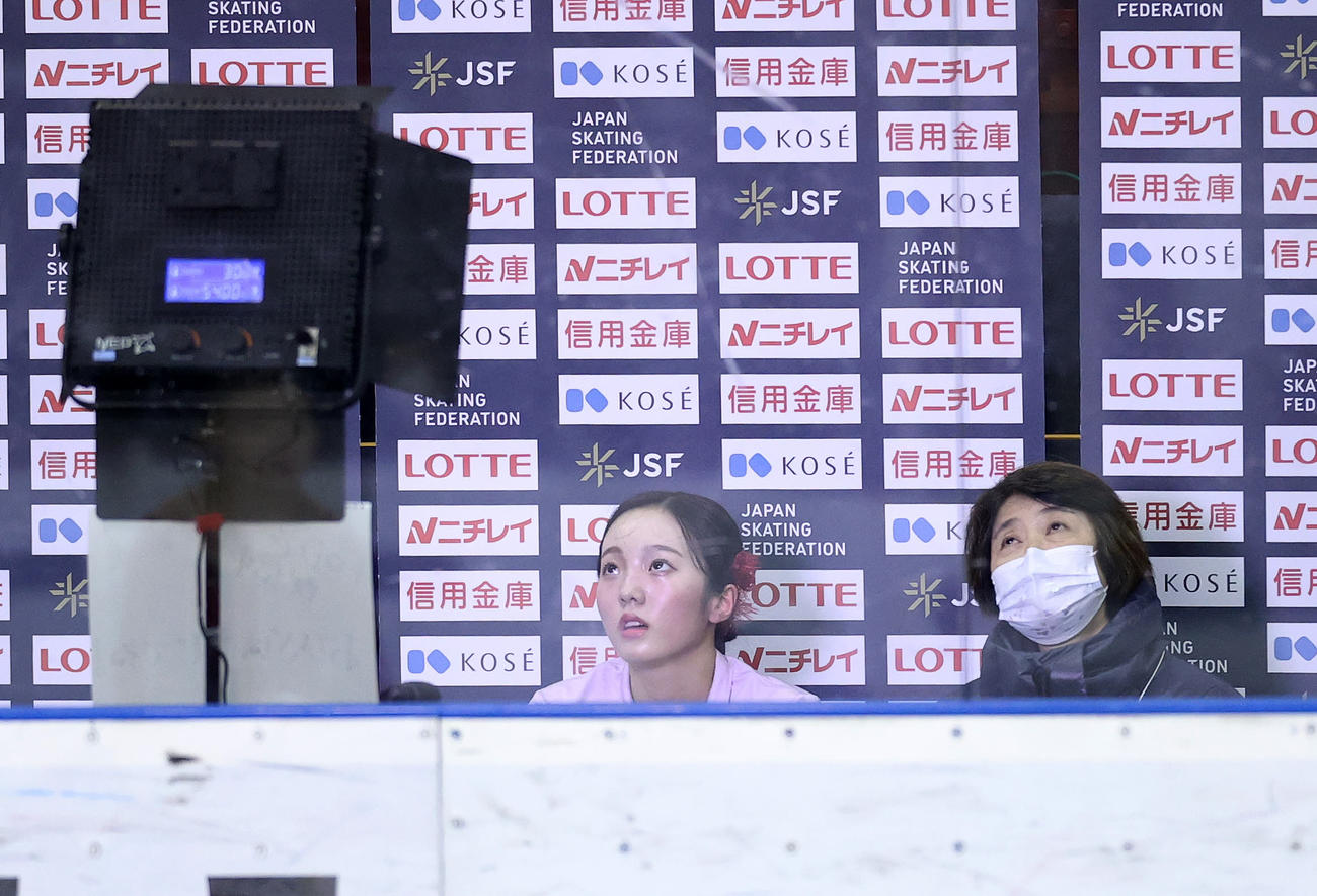 女子フリーを終え得点を見る本田（左）（撮影・鈴木正人）
