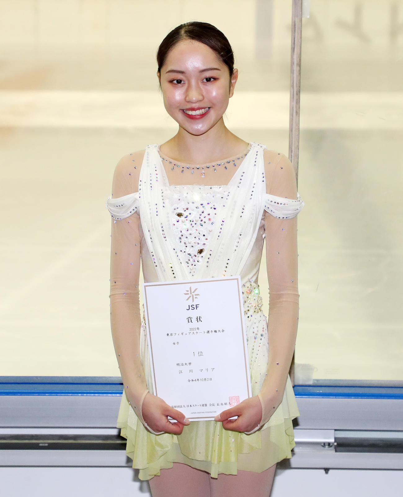女子で優勝し表彰される江川（撮影・鈴木正人）