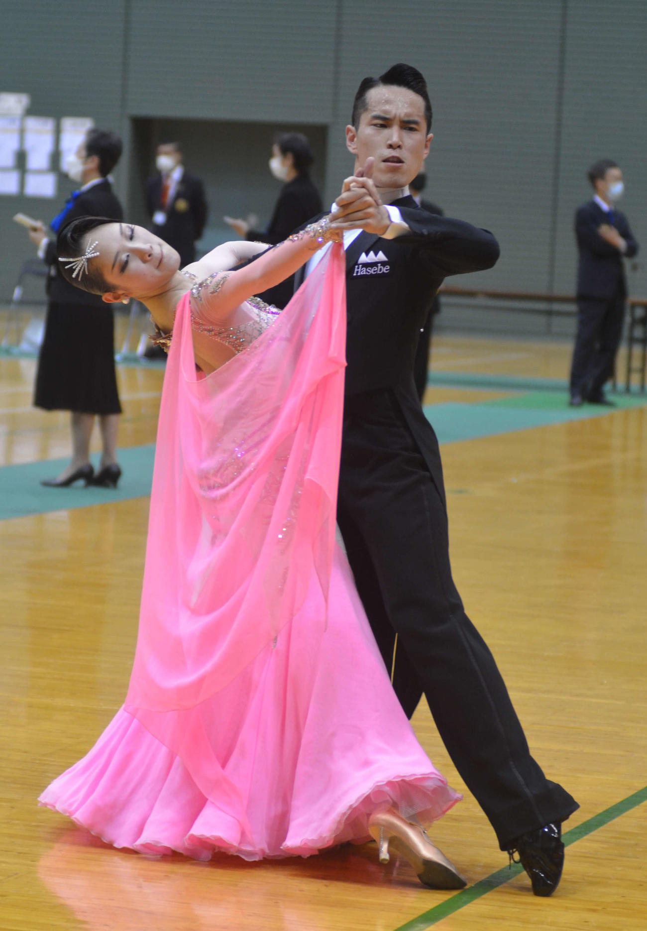 B級スタンダードをスケールの大きな踊りを見せて優勝した箕浦将也（右）と青木賜安（撮影・吉池彰）