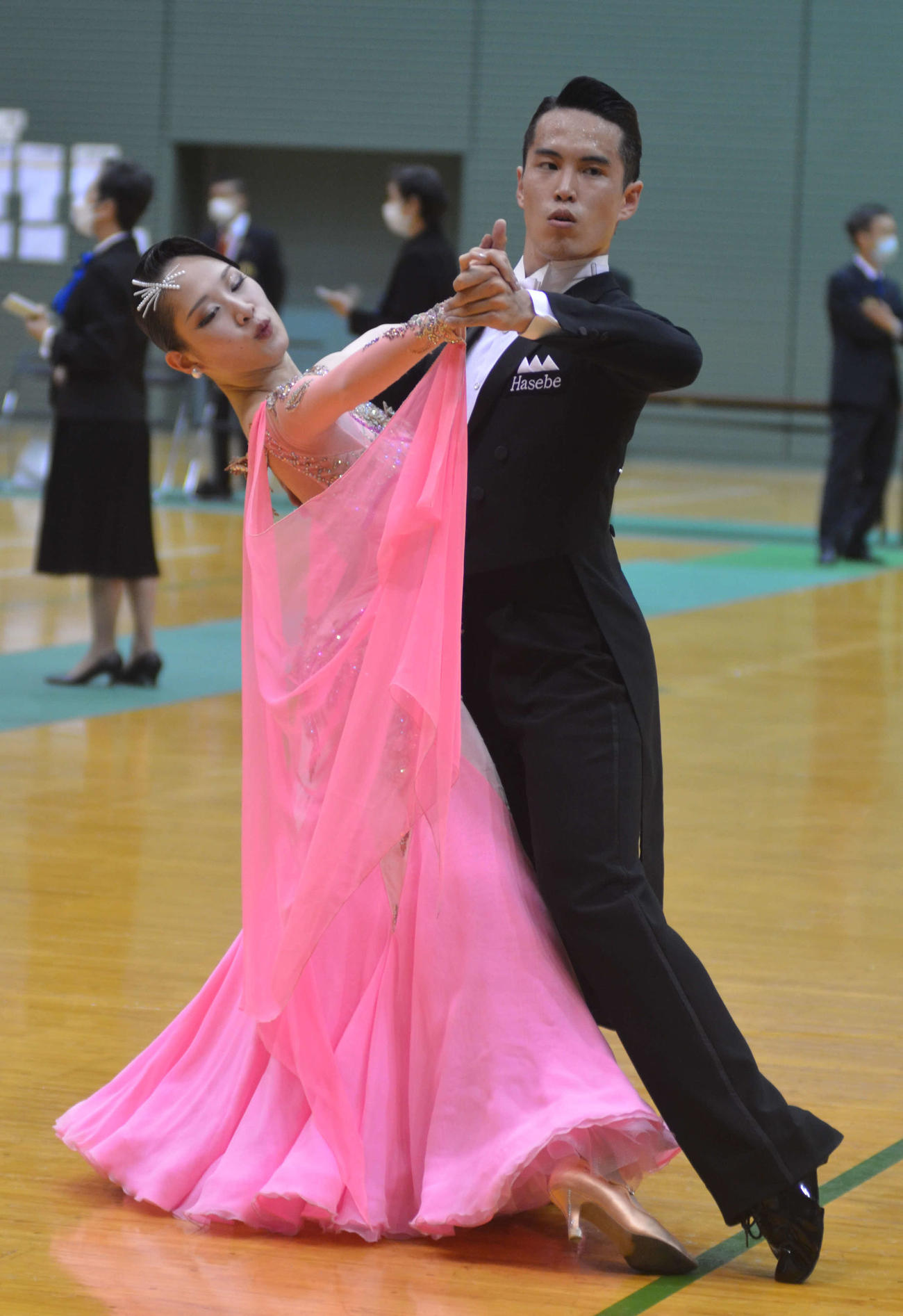 B級スタンダードで息のあった動きを見せて優勝した箕浦将也（右）と青木賜安（撮影・吉池彰）