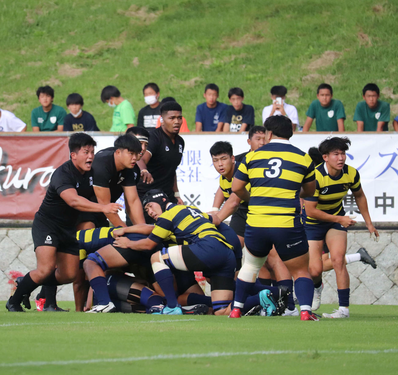 立命館大戦で、リーグ戦初出場を果たした天理大・照井悠一郎主将（写真最左）（黒のユニホーム）（撮影・波部俊之介）