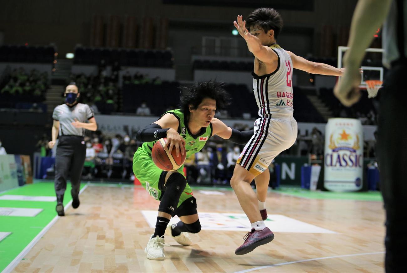 SF桜井（左）は、秋田のディフェンスを交わそうと、激しいドリブルをみせる（撮影・中島洋尚）　