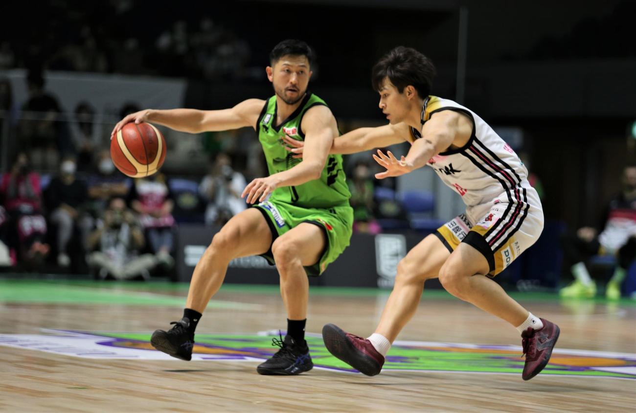 PG橋本（左）は、相手ディフェンスをかわしながら、パスの相手を探す（撮影・中島洋尚）　