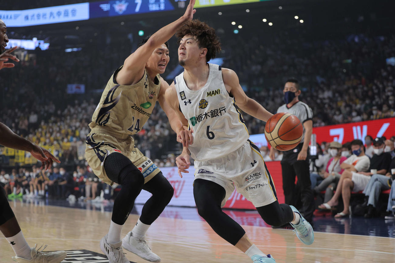 琉球対宇都宮。ドライブインする宇都宮比江島（コピーライトB.LEAGUE）