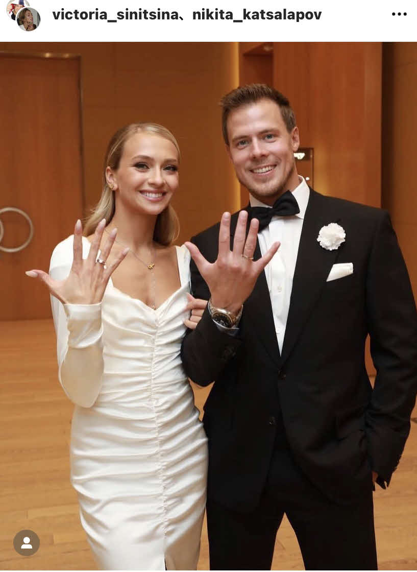 結婚に笑顔を見せるシニツィナ（左）とカツァラポフ（2人のインスタグラムより）