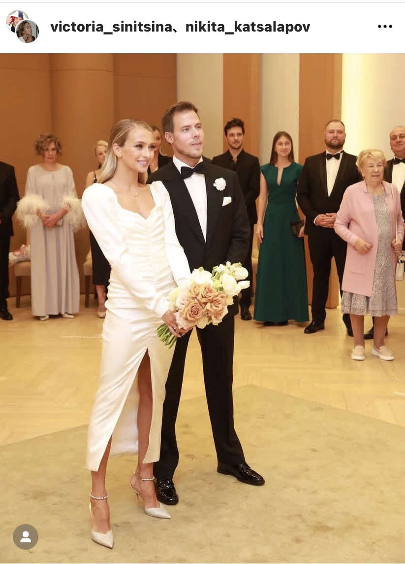 結婚に笑顔を見せるシニツィナ（左）とカツァラポフ（2人のインスタグラムより）