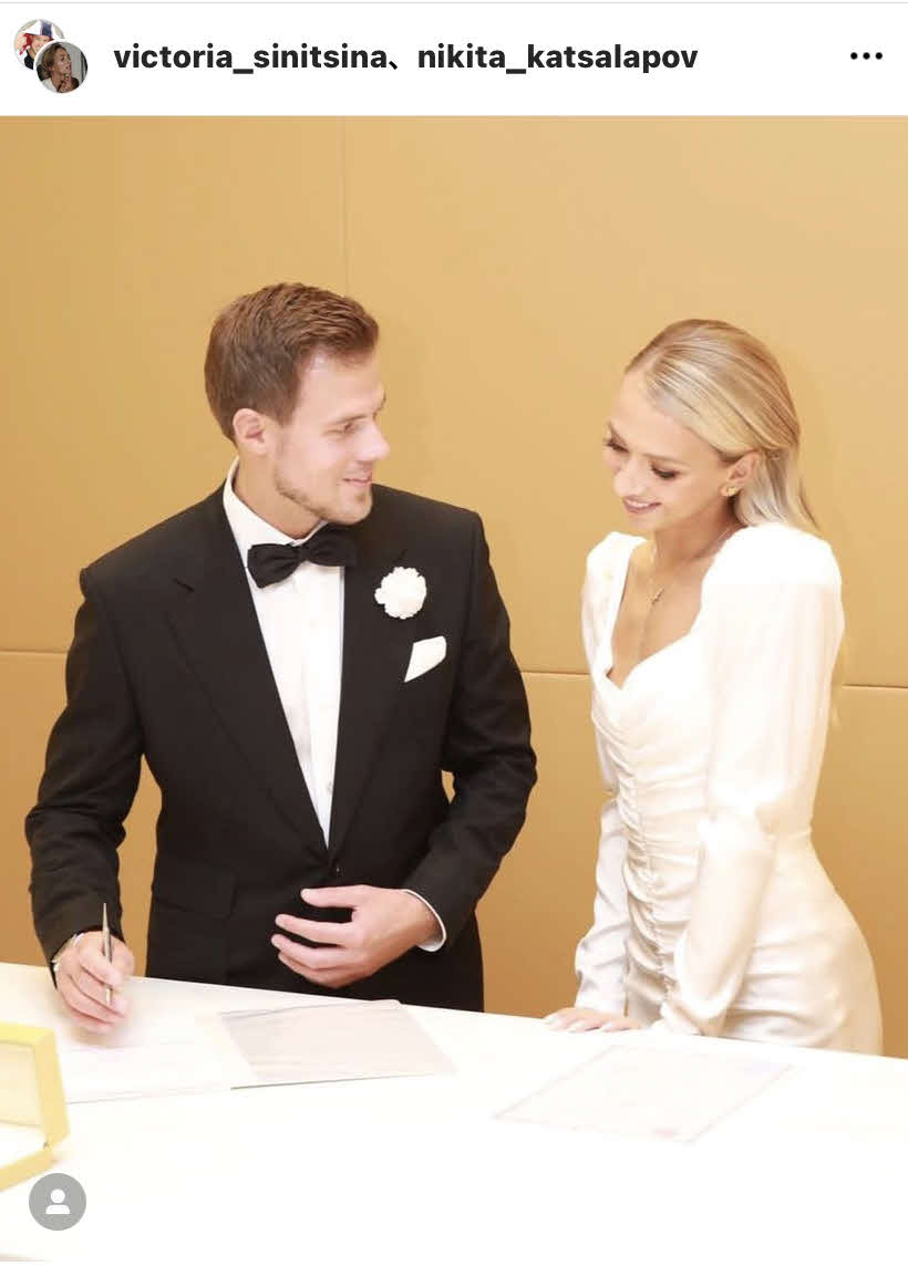 結婚に笑顔を見せるシニツィナ（右）とカツァラポフ（2人のインスタグラムより）