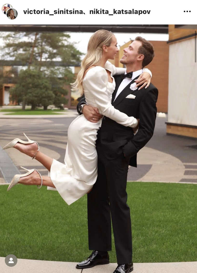結婚に笑顔を見せるシニツィナ（左）とカツァラポフ（2人のインスタグラムより）