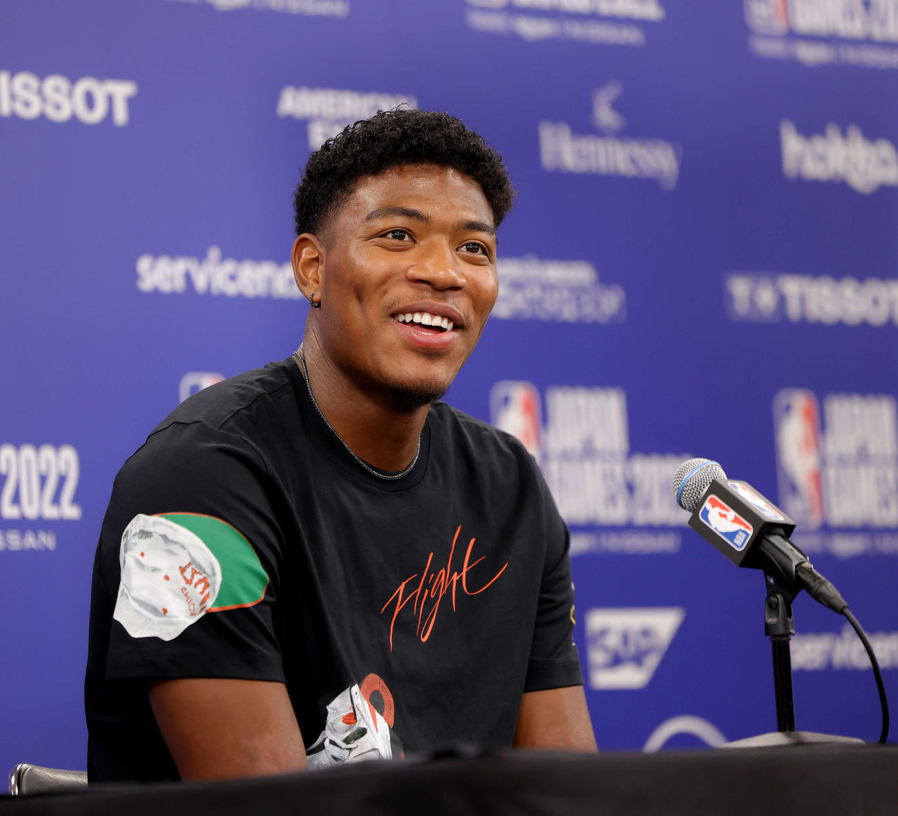 試合後会見で笑顔を見せるウィザーズ八村（2022年10月2日撮影）