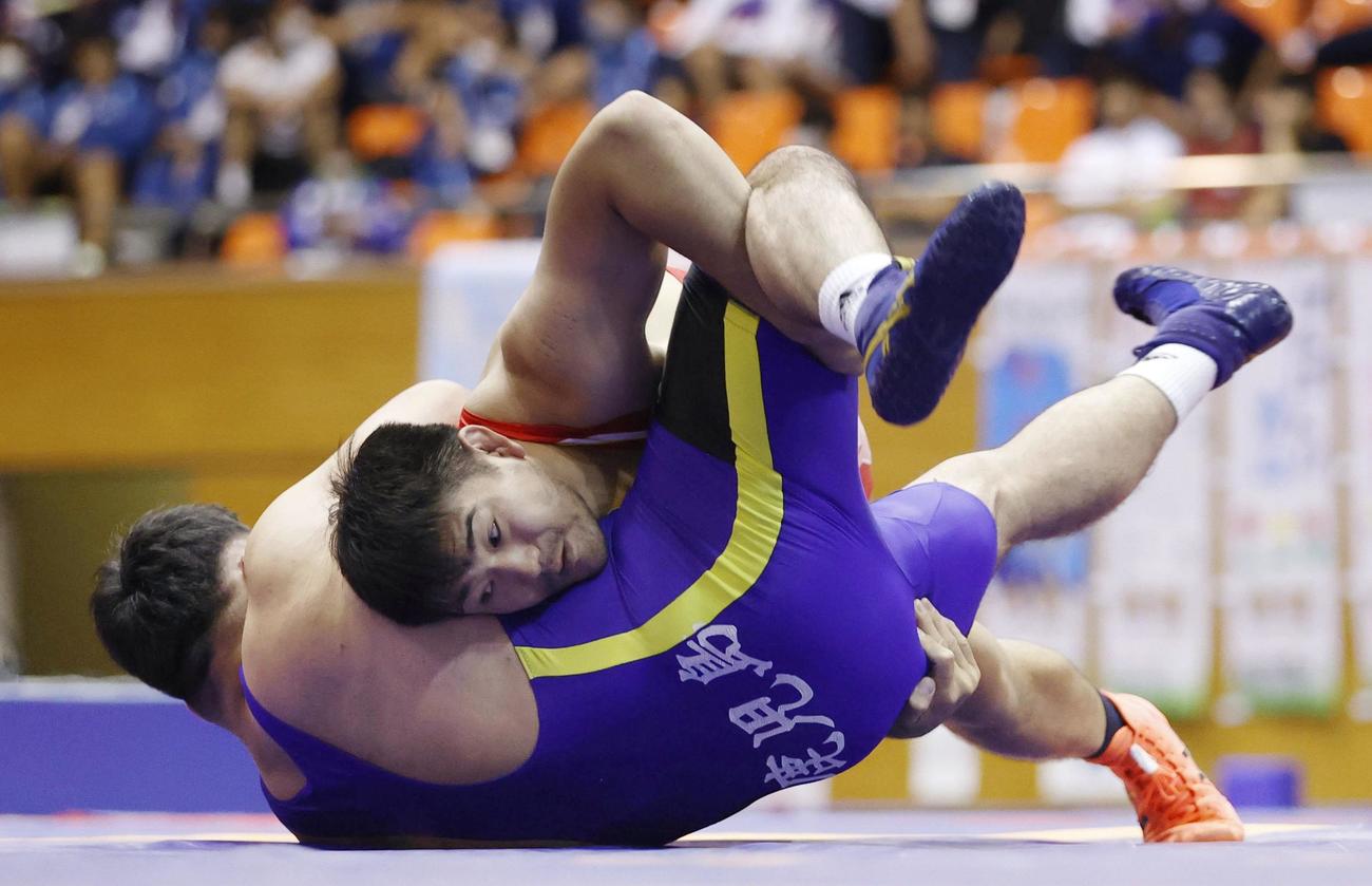 成年男子フリースタイル125キロ級準決勝で鹿児島・田中哲矢（下）にフォール勝ちした東京・石黒峻士