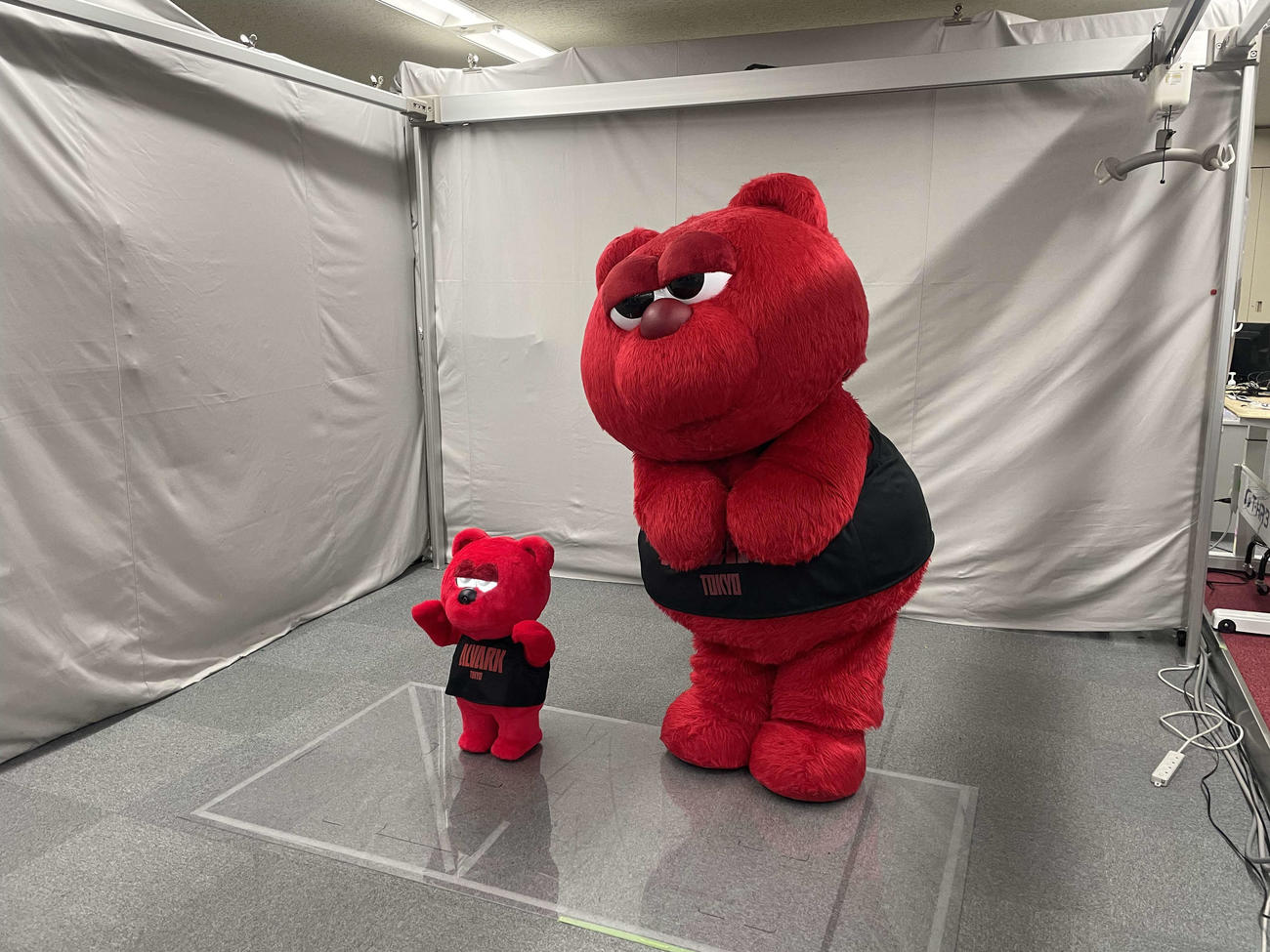 完成したルークロボ（左）とバスケB1のA東京マスコットのルーク