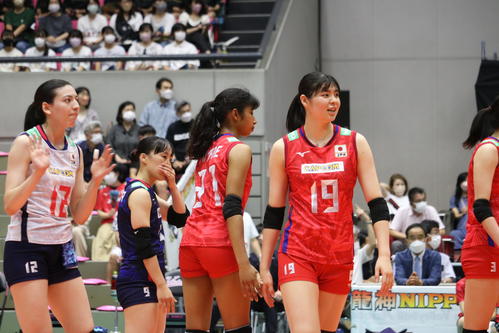 あき（左）、山田二千華ら（2022年8月20日撮影）