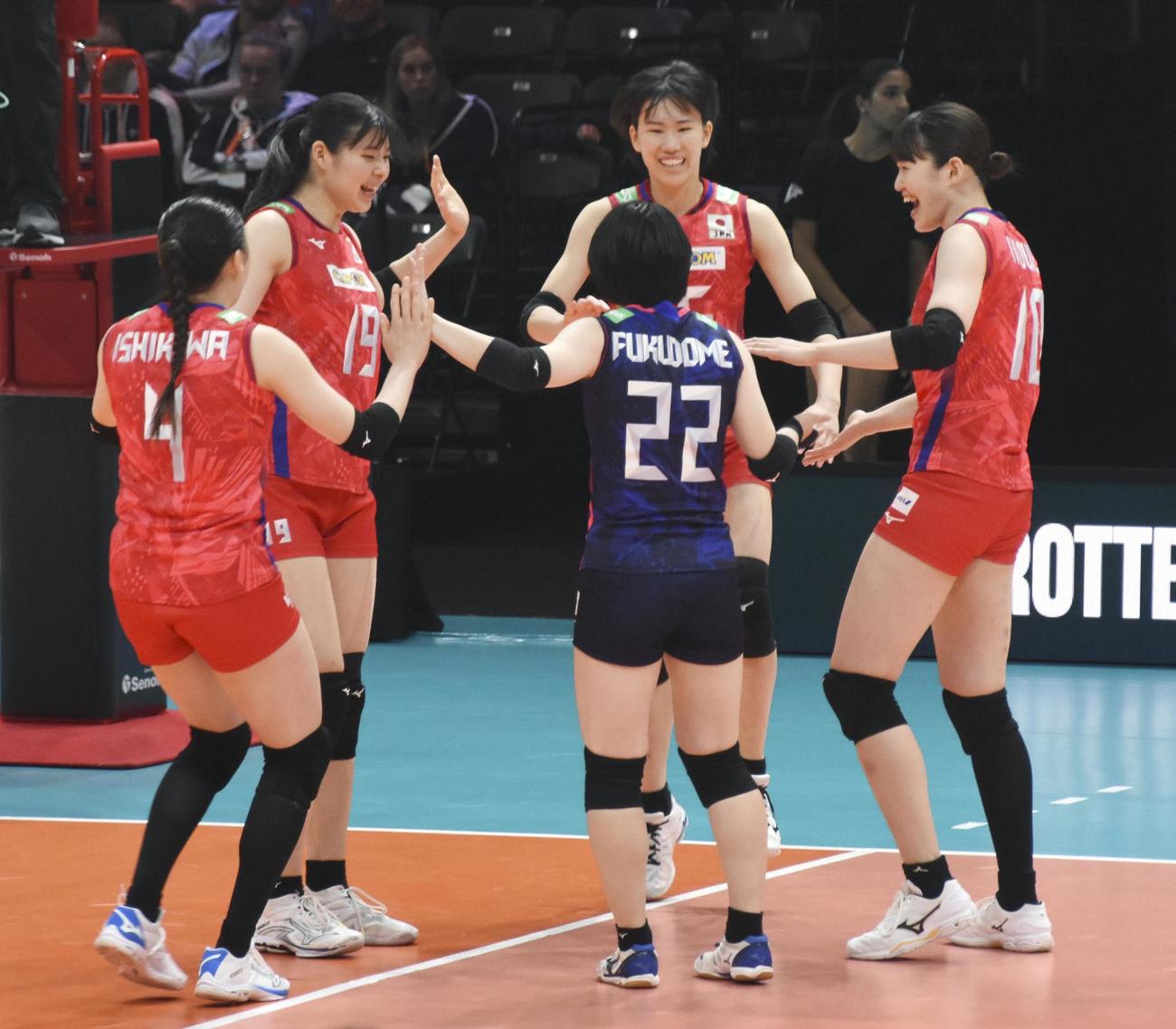 2次リーグのベルギー戦で、得点し喜ぶ日本の選手たち（共同）