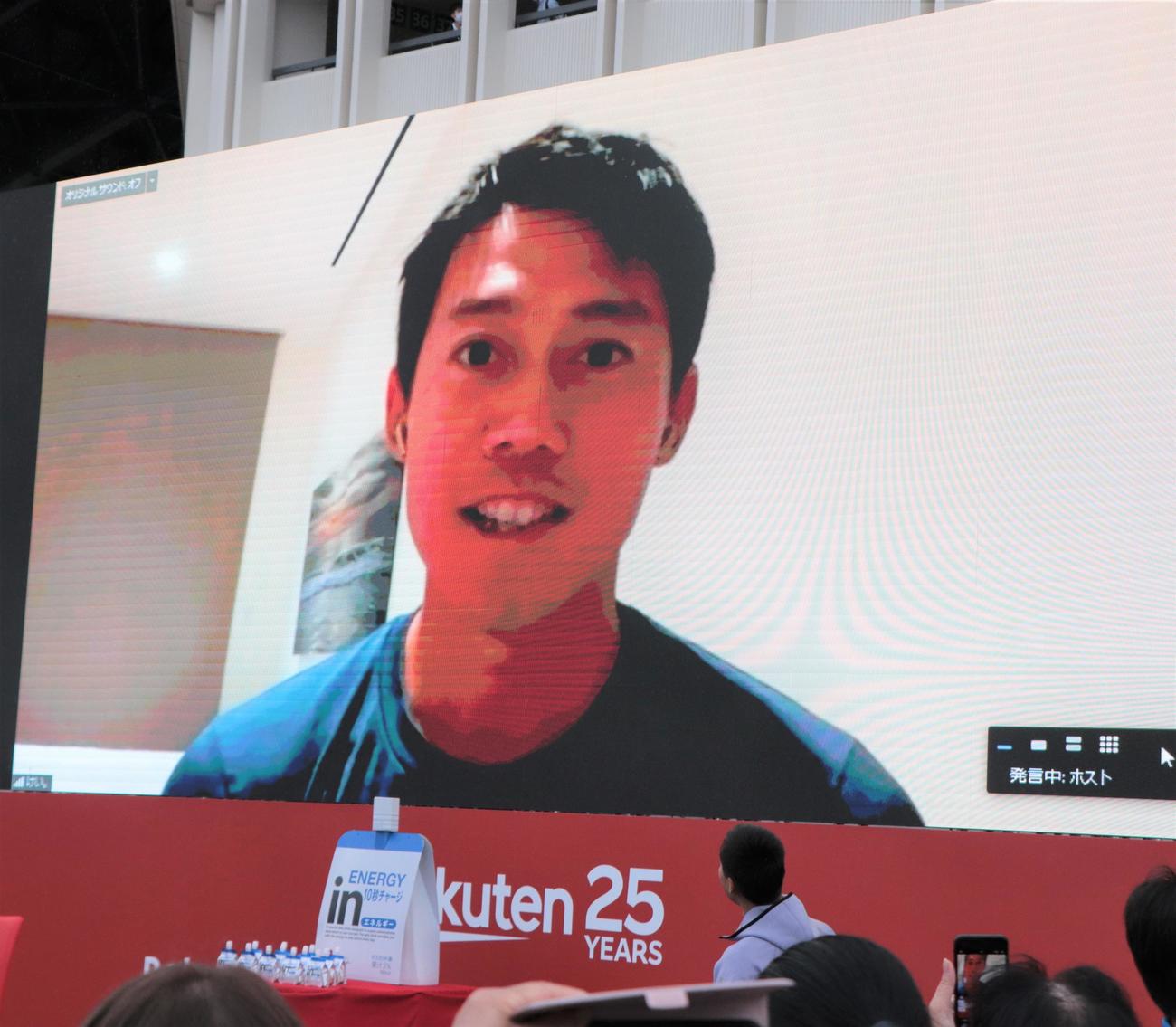 トークイベントにオンラインで登壇した錦織圭とスクリーンを見上げる国枝慎吾（手前）（撮影・藤塚大輔）