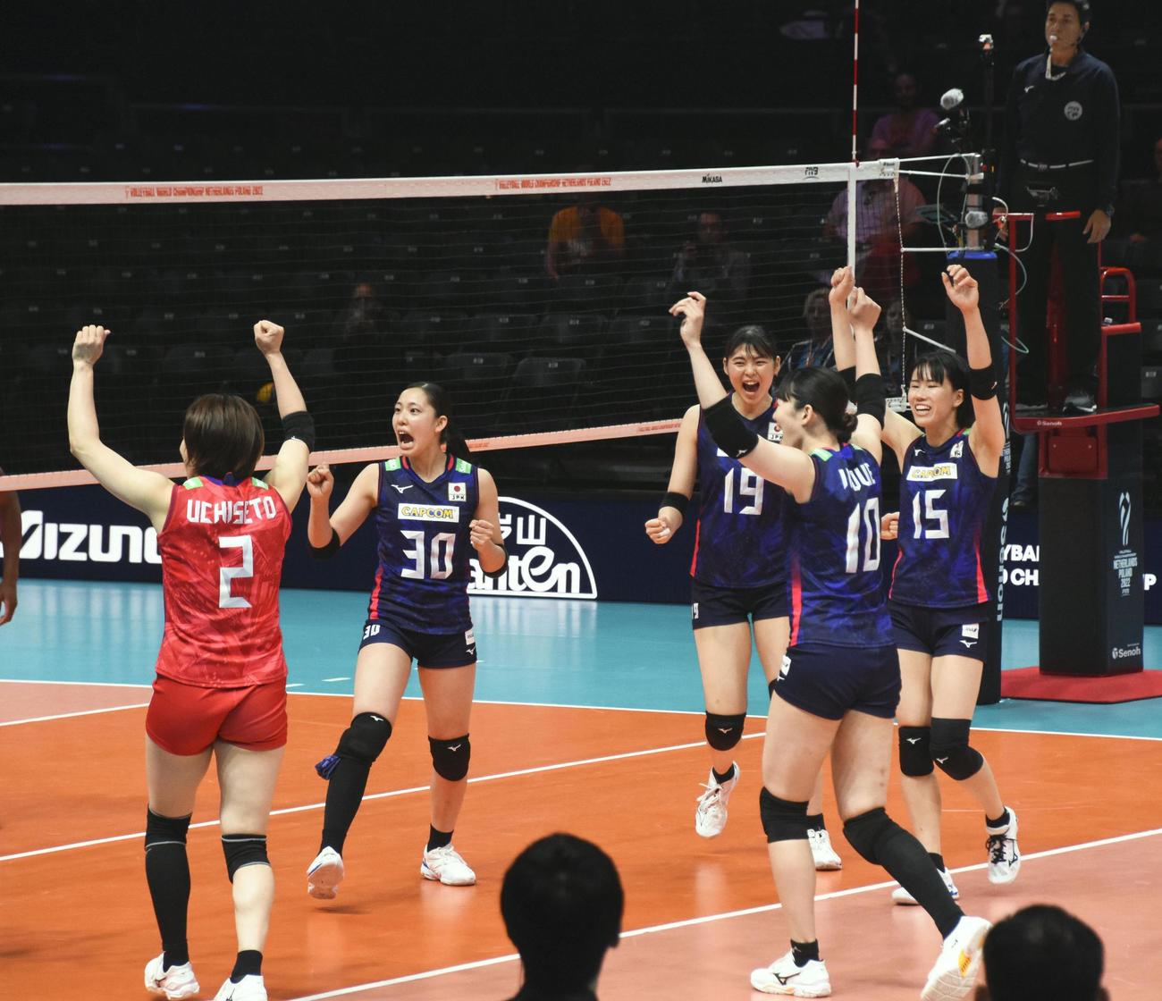 2次リーグのイタリア戦で得点し、喜ぶ日本の選手たち（共同）