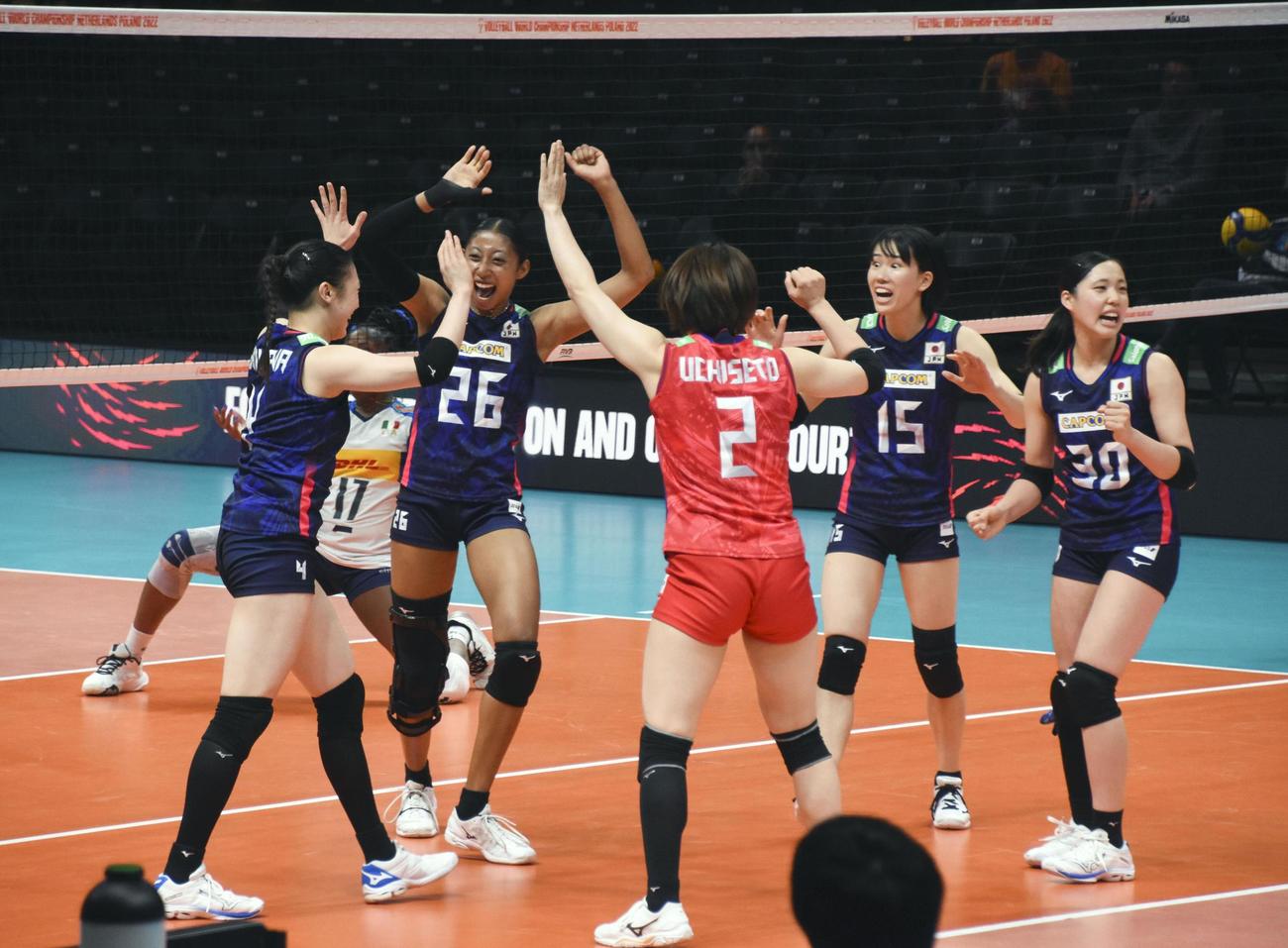 2次リーグのイタリア戦で得点し、喜ぶ日本の選手たち（共同）