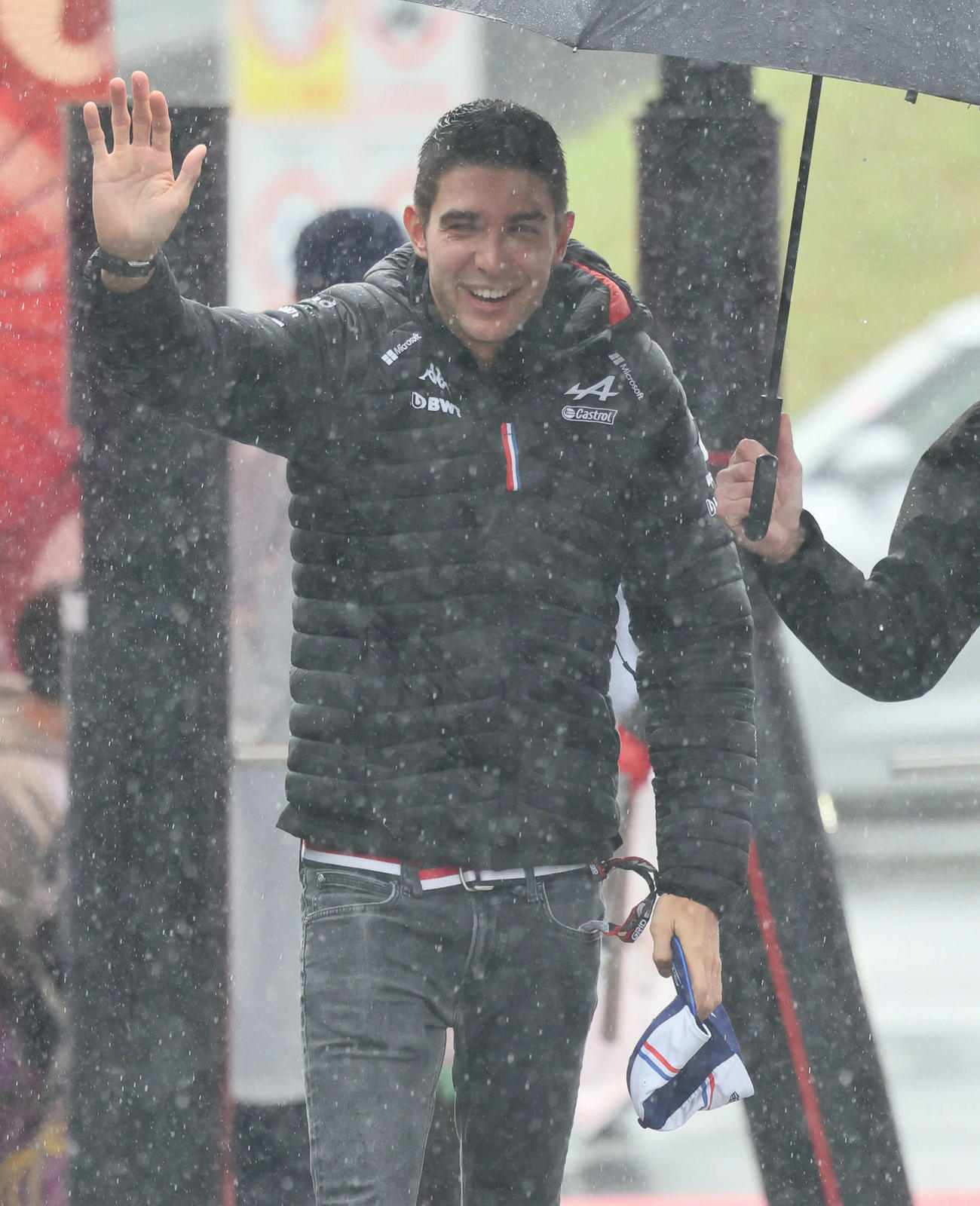 雨の中、笑顔で手を振るアルピーヌのエステバン・オコン（撮影・宮崎幸一）
