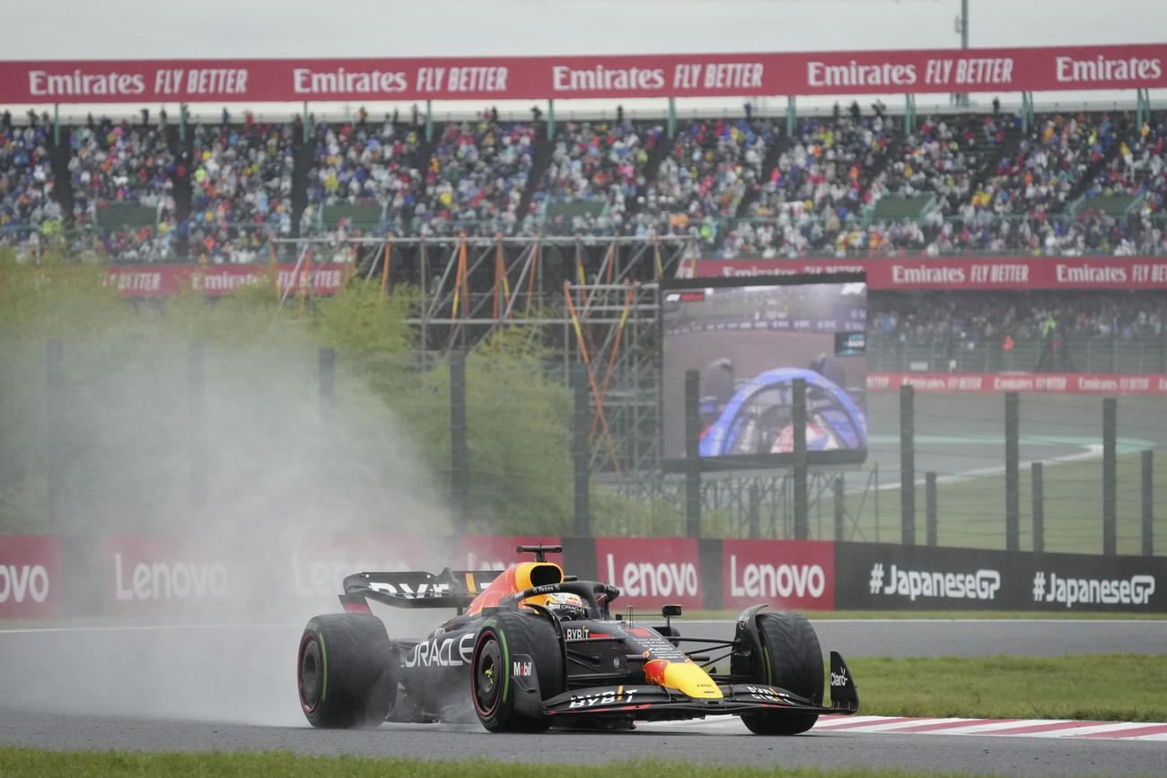 雨のフリー走行　レッドブルのマックス・フェルスタッペン（AP）