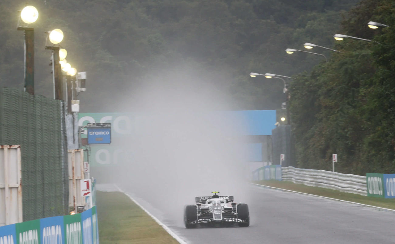 雨のフリー走行1回目、バックストレートを走るアルファタウリの角田裕毅（撮影・宮崎幸一）