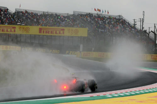 雨のフリー走行1回目が行われ、雨の中、ファンでいっぱいの最終コーナーを抜けるフェラーリのカルロス・サインツ（撮影・宮崎幸一）