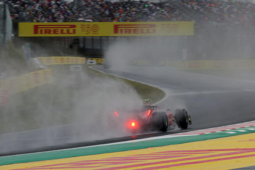 雨のフリー走行1回目が行われ、雨の中、ファンでいっぱいの最終コーナーを抜けるフェラーリのカルロス・サインツ（撮影・宮崎幸一）