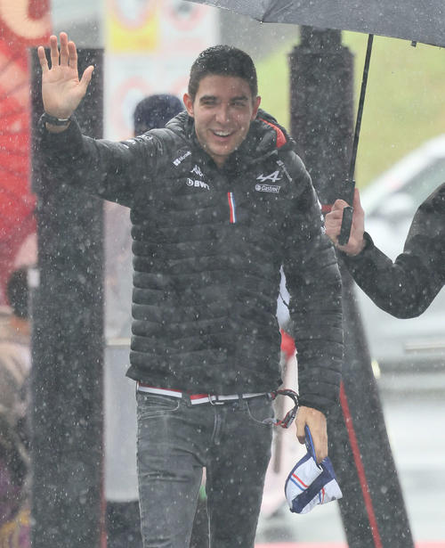 雨の中、笑顔で手を振るアルピーヌのエステバン・オコン（撮影・宮崎幸一）