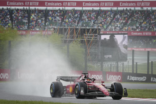 雨のフリー走行　フェラーリのシャルル・ルクレール（AP）