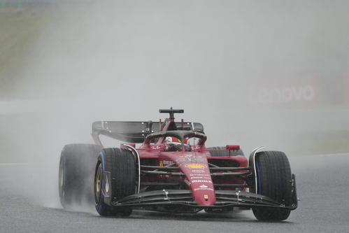 雨のフリー走行　フェラーリのシャルル・ルクレール（AP）