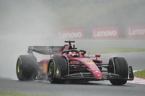 雨のフリー走行　フェラーリのシャルル・ルクレール（AP）