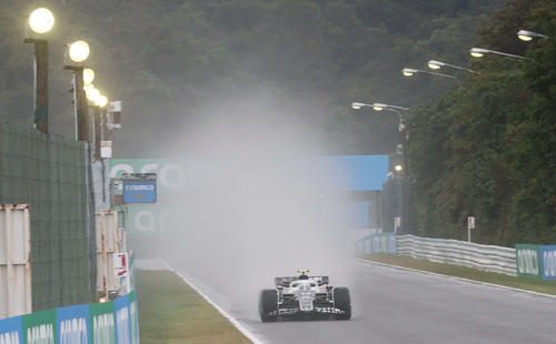 雨のフリー走行1回目、バックストレートを走るアルファタウリの角田裕毅（撮影・宮崎幸一）