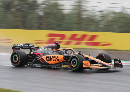 雨のフリー走行1回目でデグナーカーブを走るマクラーレンのダニエル・リカルド（撮影・宮崎幸一）